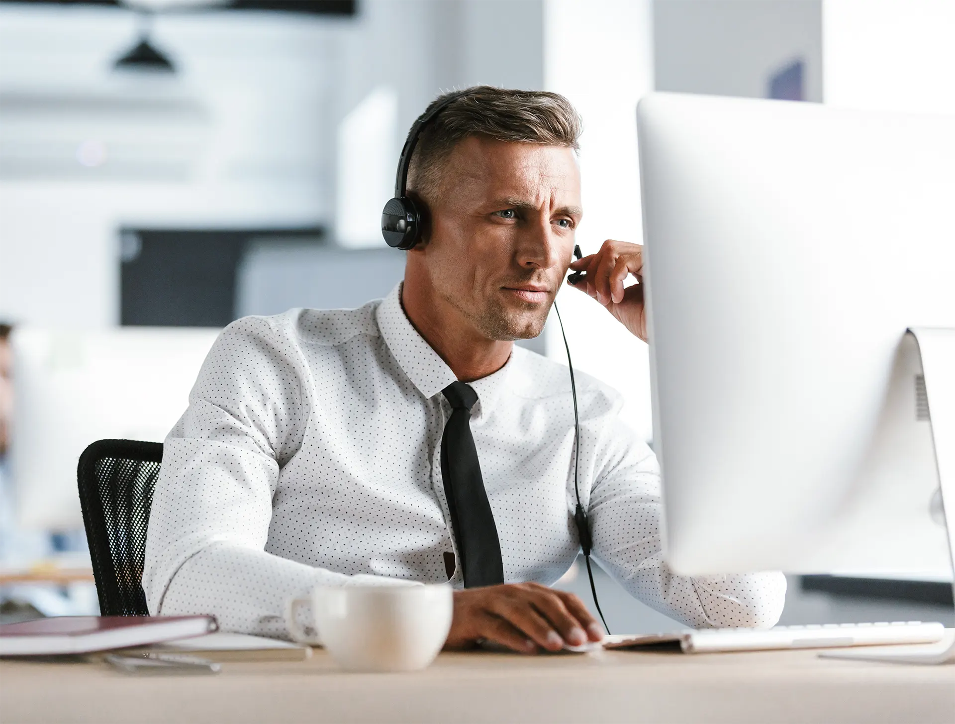 Un homme analysant sont écran